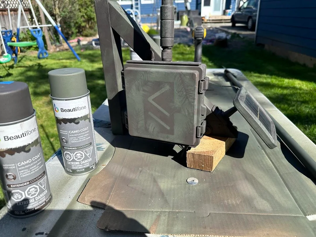 Camo spray paint using colours like greens, beiges or brown